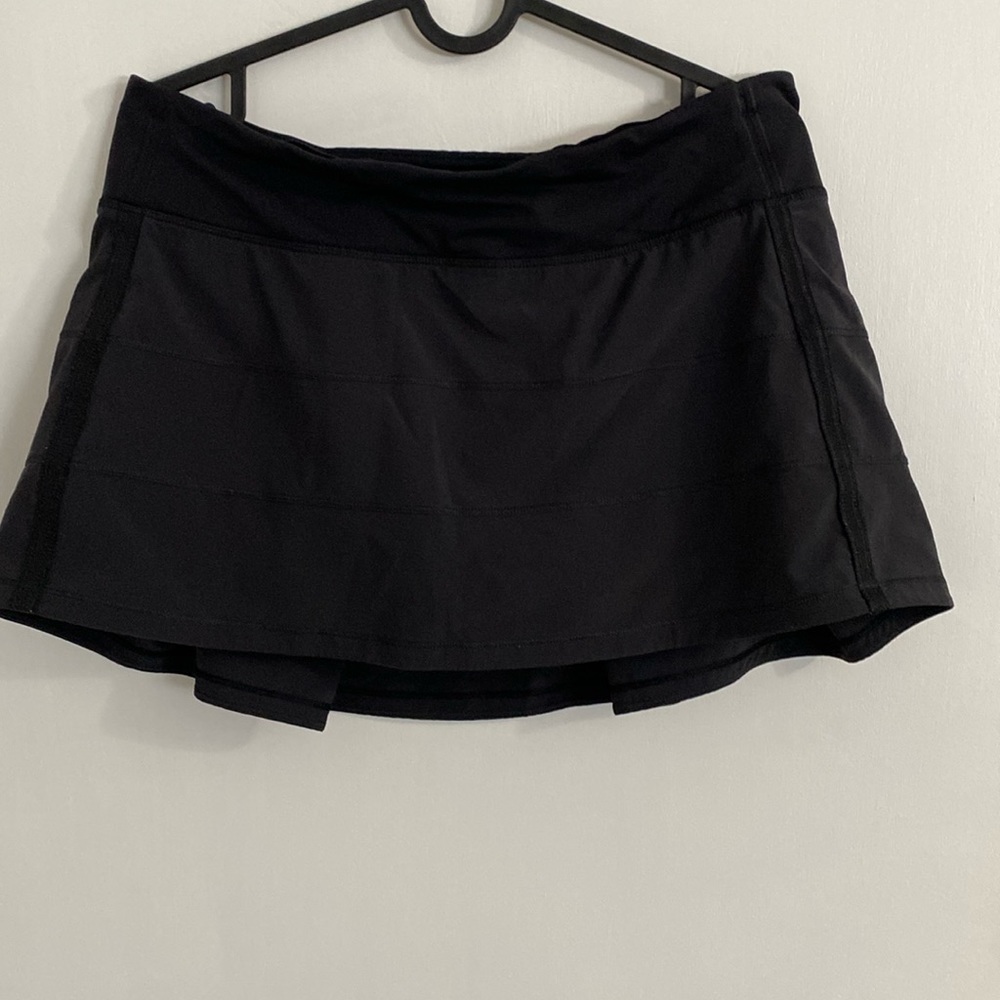 Lululemon tennis skirt - size 8 excellent preowned condition